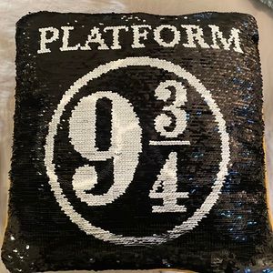 Harry Potter Throw Pillow Sequins - Image Reverses Like Magic! Like New.